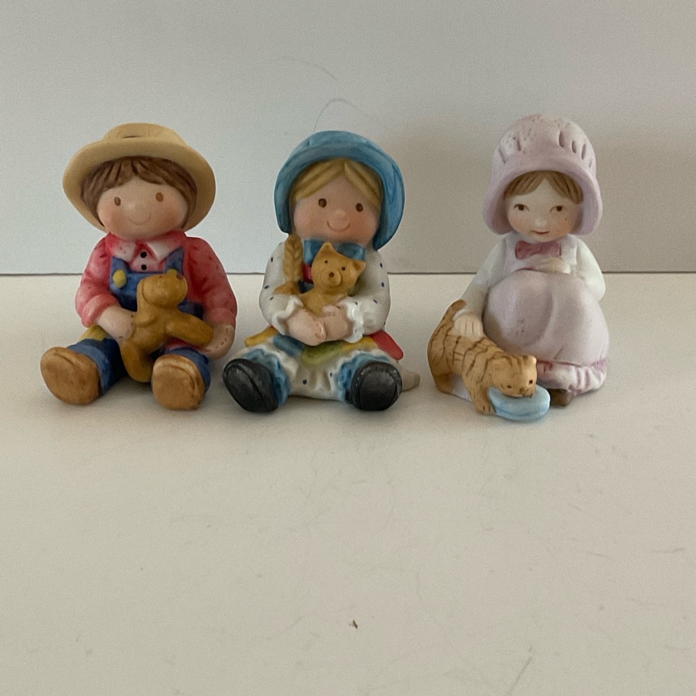 3 Holly Hobbie mini Figurine Set each child has a pet cat or Robbie with dog